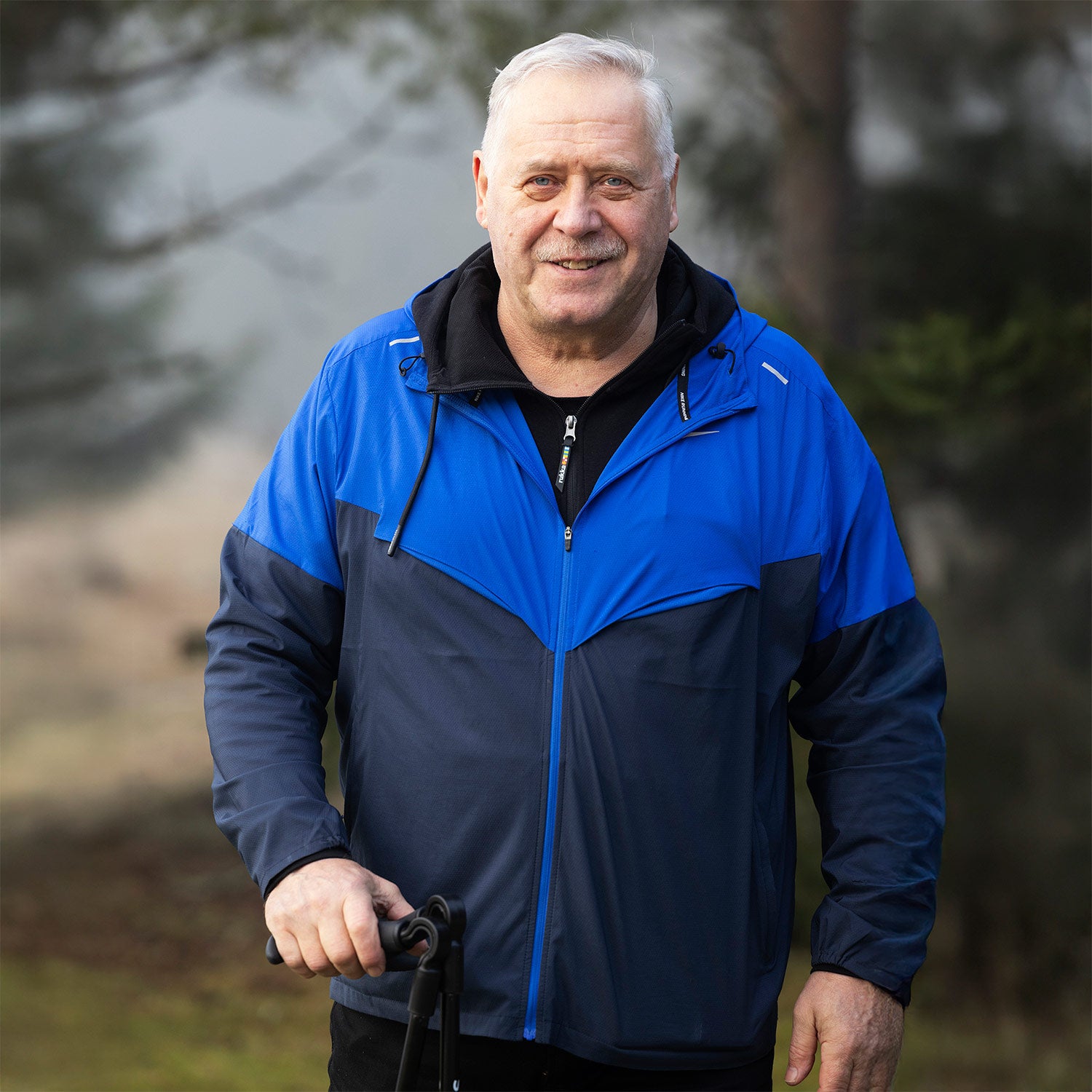 Tuotekehittäjä Jouko Rahikka Sisu Grip sauvan kanssa