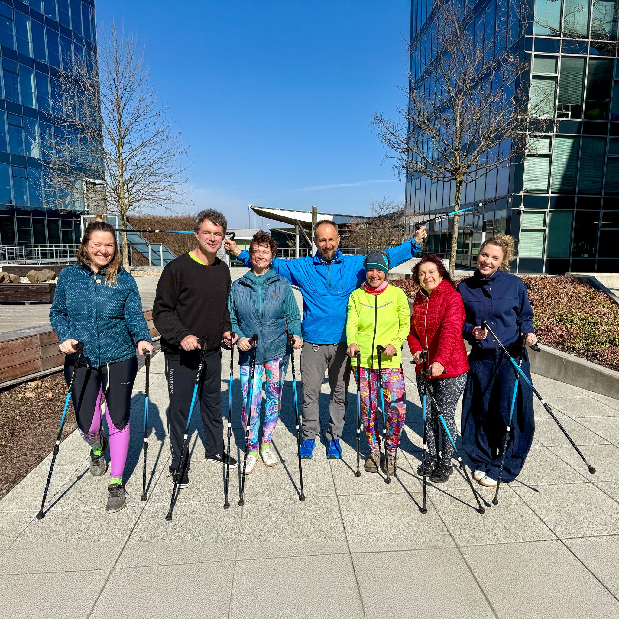 Ryhmä kävelijöitä Sisu Grip sauvojen kanssa ulkona
